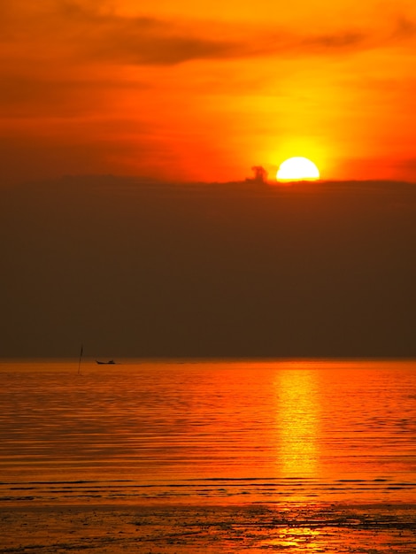 Coucher de soleil avec la réflexion sur la mer