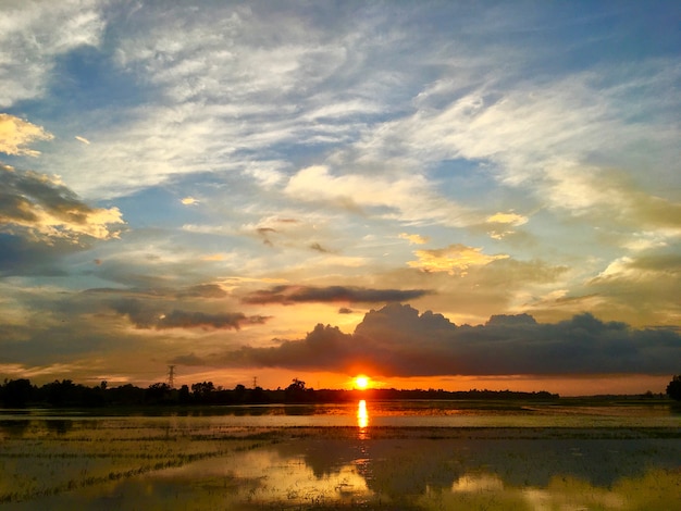 Coucher de soleil et réflexion de la nature