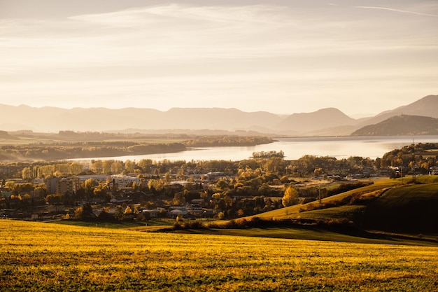 Coucher de soleil sur la région de Liptov en arrière-plan avec le lac Liptovska mara et les tatras autour de Liptovsky mikulas landspace slovaquie