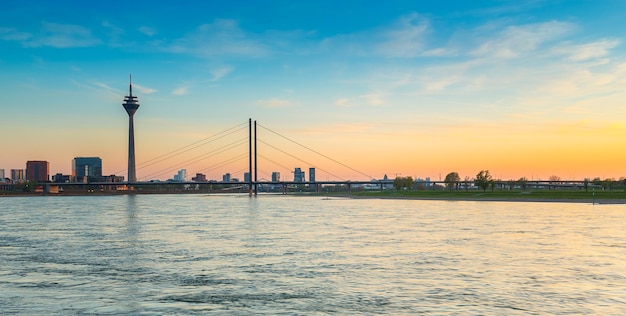 Coucher de soleil sur le Rhin à Düsseldorf