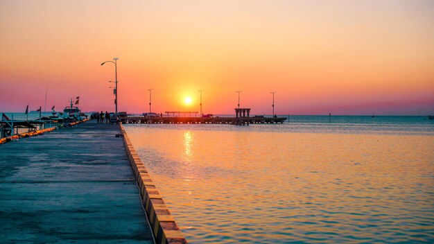 Photo le coucher de soleil sur le rivage de karimun