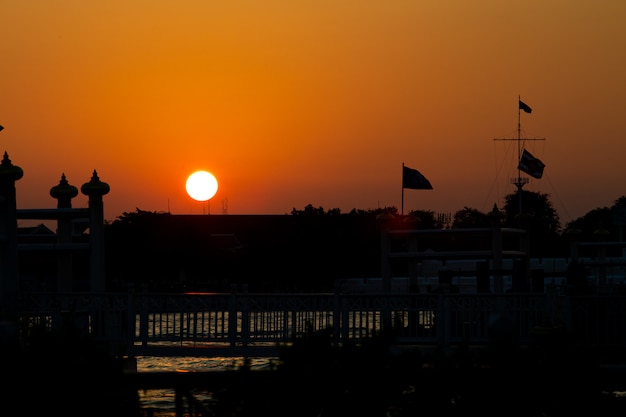 Photo coucher de soleil sur la rivière de bangkok