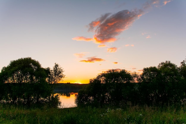 Un coucher de soleil sur la rivière est vu de la rivière.