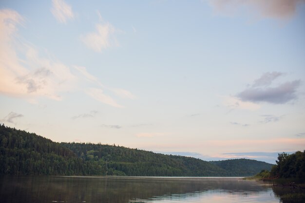 Coucher de soleil sur la rivière de la forêt. Beau paysage d'été