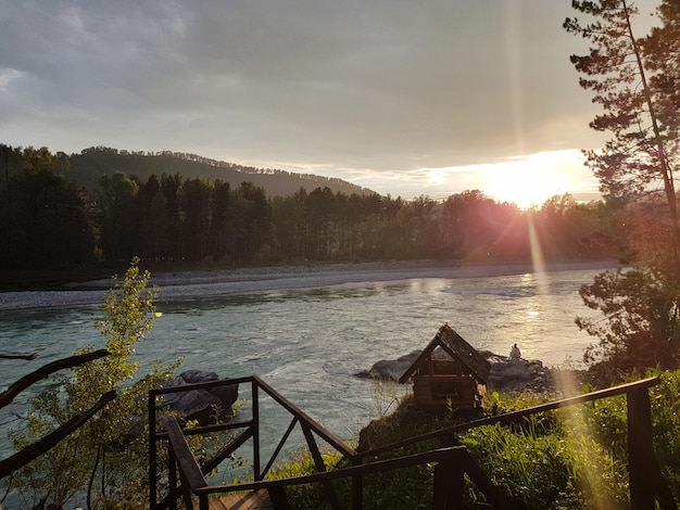 Coucher de soleil sur la rivière Katun Gorny Altai Russie Sunbeam