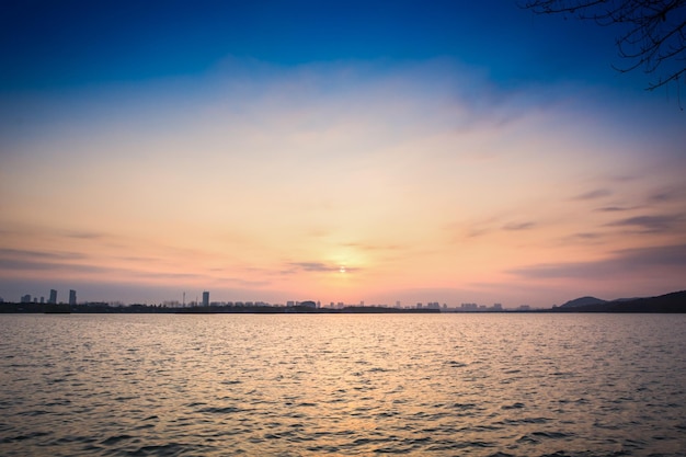 Coucher de soleil sur la rivière Minjiang et le paysage urbain à fuzhouChina