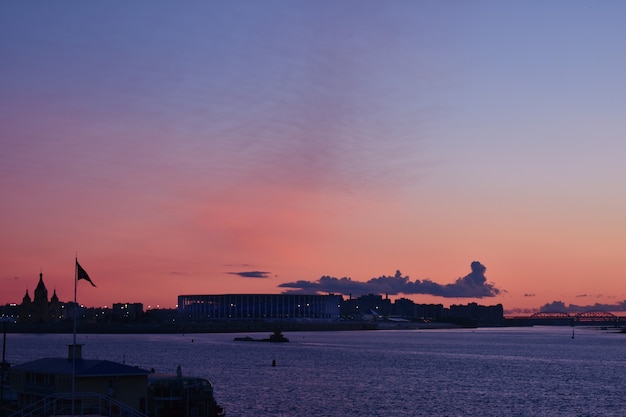 coucher de soleil sur la rivière. Nijni Novgorod