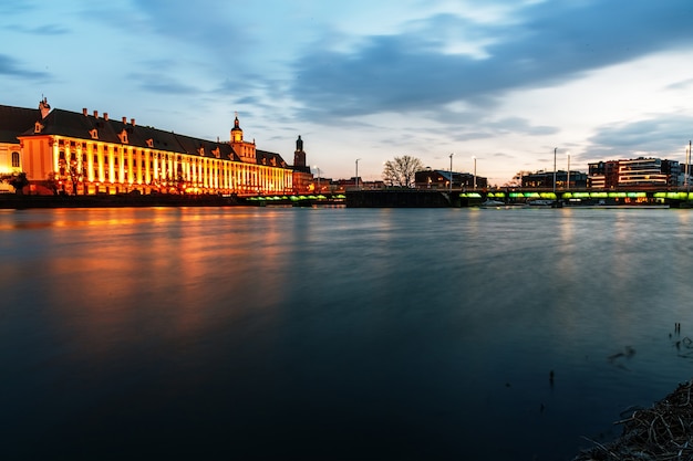 Coucher de soleil sur la rivière oder et vue sur la vieille ville de wroclaw en pologne au printemps