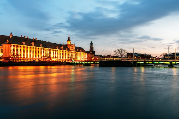 Coucher de soleil sur la rivière oder et vue sur la vieille ville de wroclaw en pologne au printemps