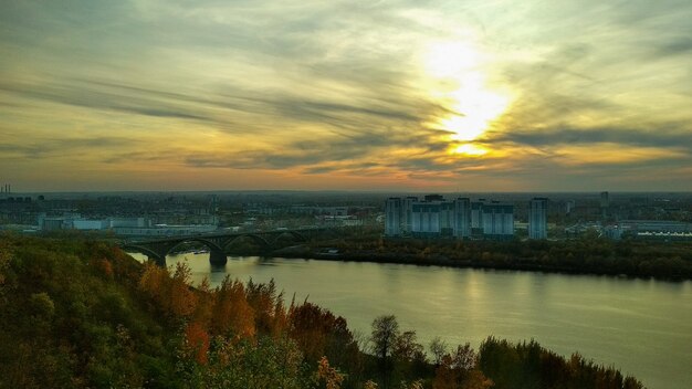 Photo coucher de soleil sur la rivière oka en automne. nijni novgorod