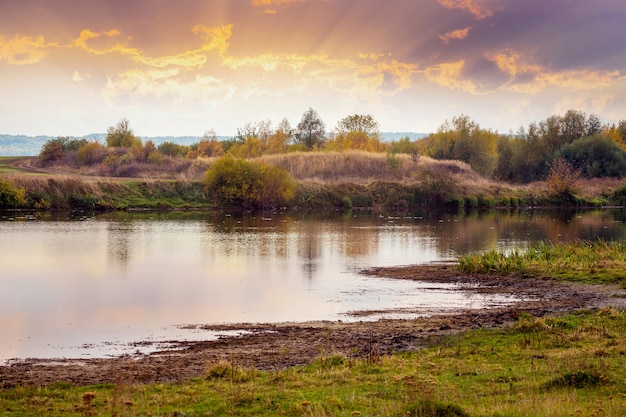 Coucher de soleil sur la rivière. Paysage d'automne pittoresque