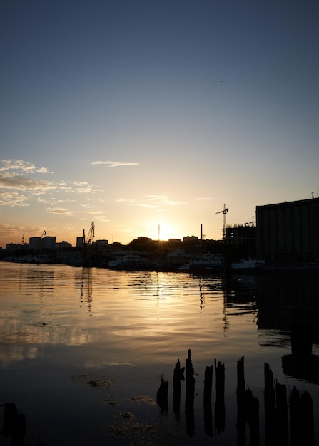 Coucher de soleil sur la rivière de la ville, rayons du soleil, heure d'or, bateaux d'eau et de bateaux, paysage du soir