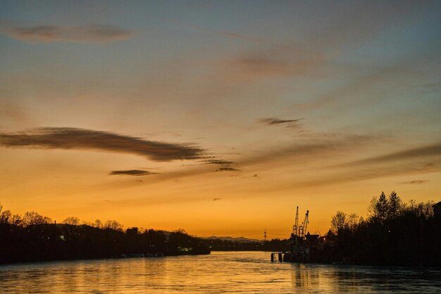 Le coucher de soleil de la rivière