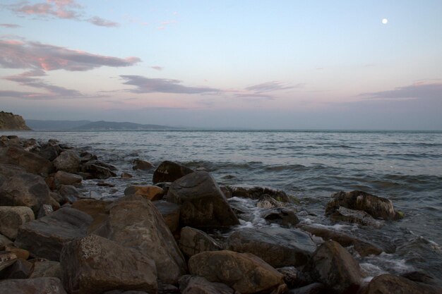 Coucher de soleil rose sur la côte de la mer Noire Une soirée de fin d'été coule à terre Beau paysage Russie