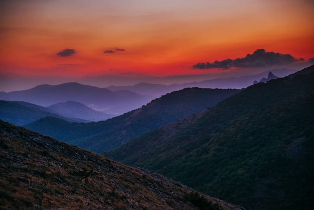 Coucher de soleil rouge-bleu dans les montagnes