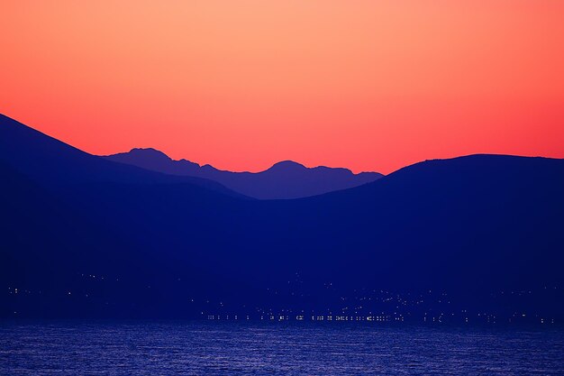 coucher de soleil rouge dans les montagnes, paysage nature silhouette des montagnes au coucher du soleil, look d'été