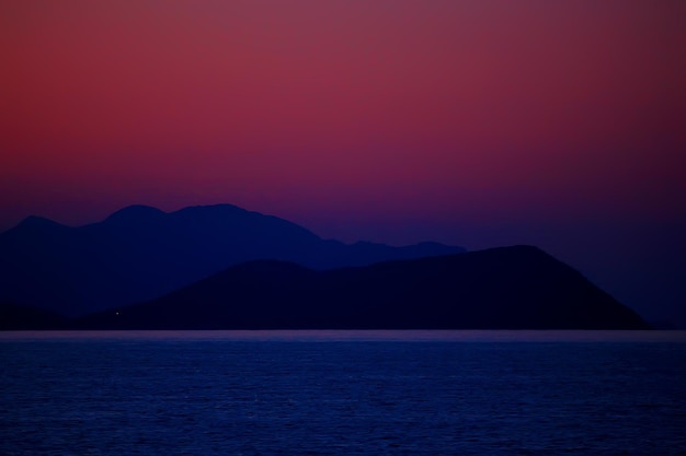 coucher de soleil rouge dans les montagnes, paysage nature silhouette des montagnes au coucher du soleil, look d'été