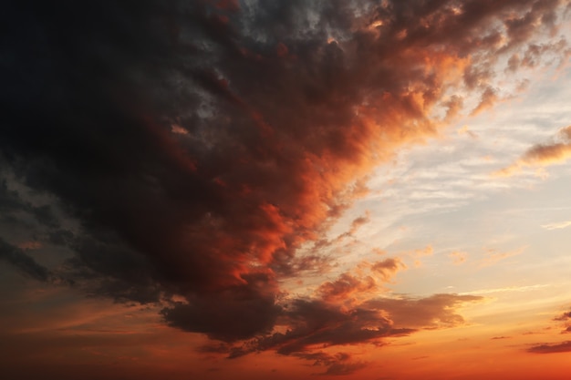 Coucher de soleil rouge avec de gros nuages