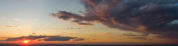 Coucher de soleil rouge. Panorama du ciel rouge avec des nuages.