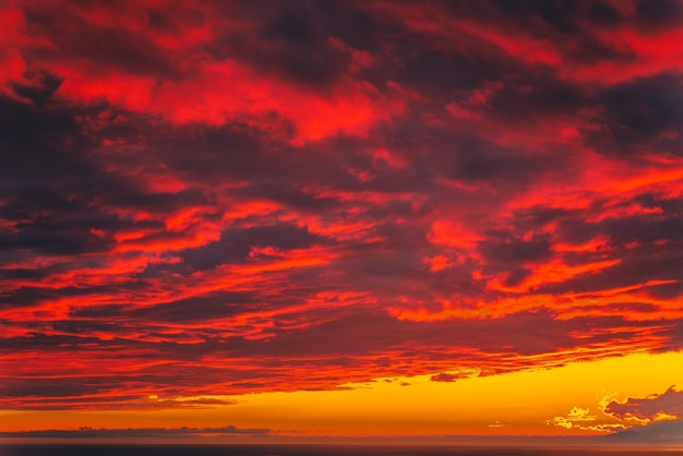 Coucher de soleil rouge vif dans les montagnes