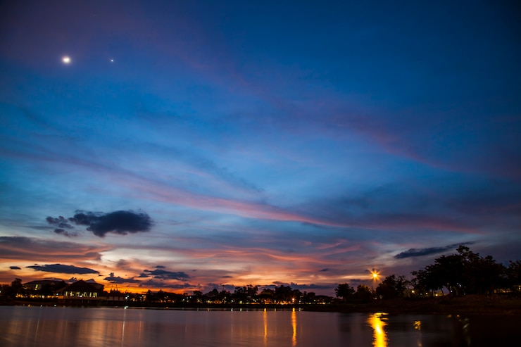 Photo coucher de soleil rouge vif sur le lac.
