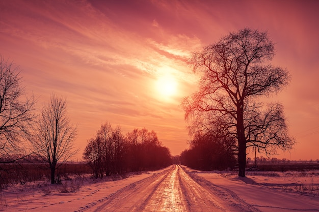 Coucher de soleil sur la route enneigée