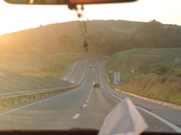 Photo le coucher de soleil sur la route