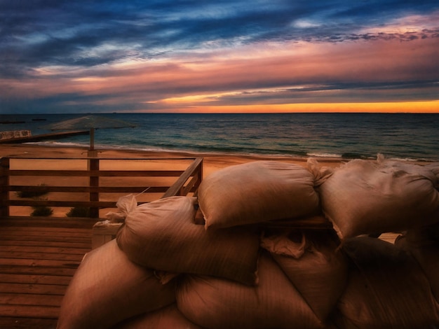 Coucher de soleil sur les sacs de sable de la côte de la mer Illustration