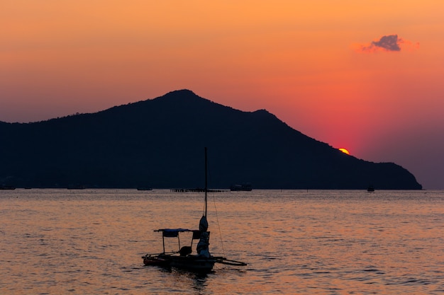 Coucher de soleil avec silhouette