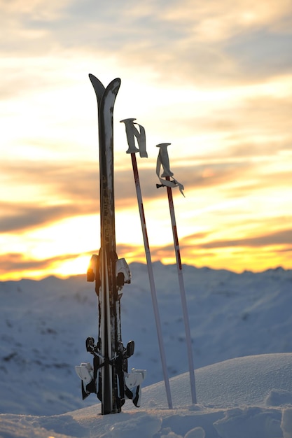 Photo coucher de soleil de ski de montagne à neige