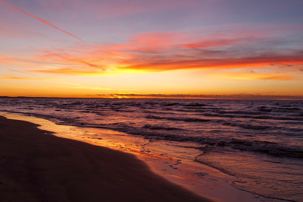 Coucher de soleil en soirée avec vue sur la mer