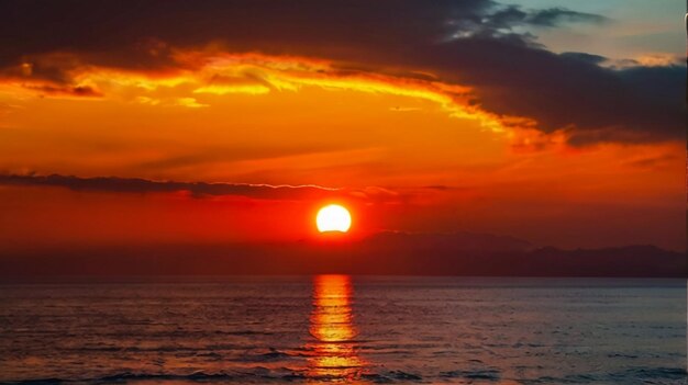 Photo un coucher de soleil avec un soleil dans le ciel et des nuages dans l'eau