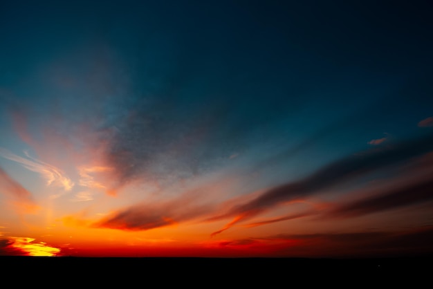 Un coucher de soleil sombre et coloré de couleurs rouges et bleues Un paysage spectaculaire du lever du soleil