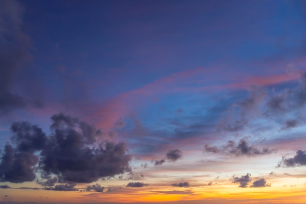 Coucher de soleil spectaculaire au crépuscule Beauté du ciel nuageux au coucher du soleil