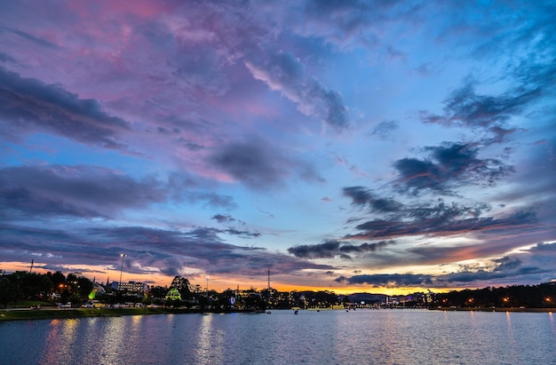 Photo un coucher de soleil spectaculaire au lac xuan huong à dalat au vietnam