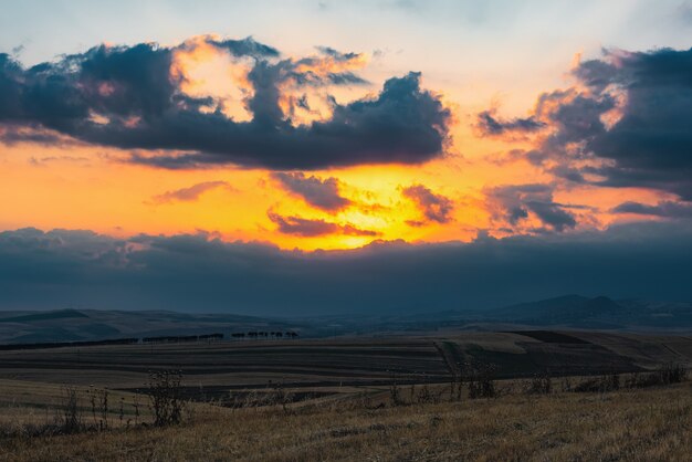 Coucher de soleil spectaculaire sur les champs de la ferme