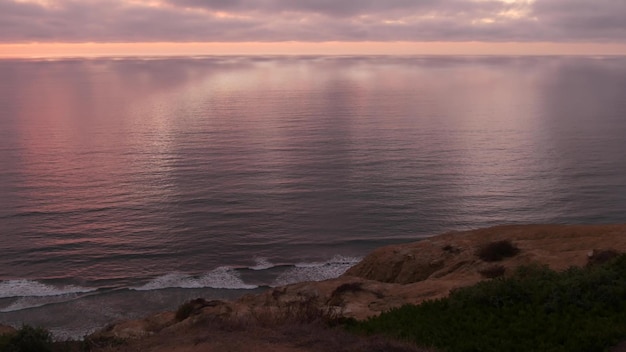 Photo coucher de soleil spectaculaire ciel et nuages torrey pinees californie côte océan eau de mer