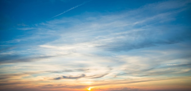 Coucher de soleil spectaculaire et coloré avec des nuages