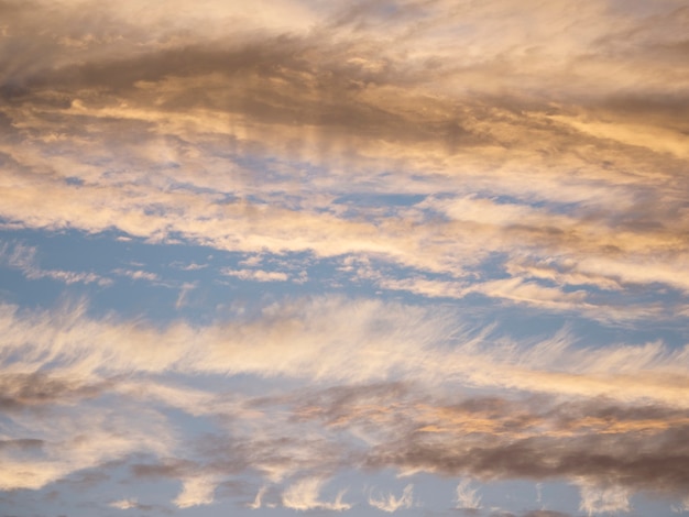 Coucher de soleil spectaculaire avec une couleur bleu crépusculaire du ciel et des nuages. La nature est une composition abstraite.