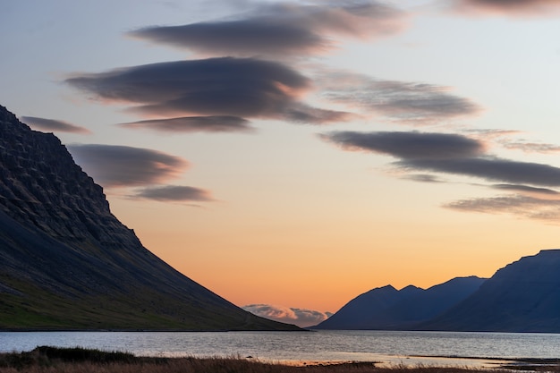 Coucher de soleil spectaculaire d'été dans les fjords de l'ouest de l'Islande.