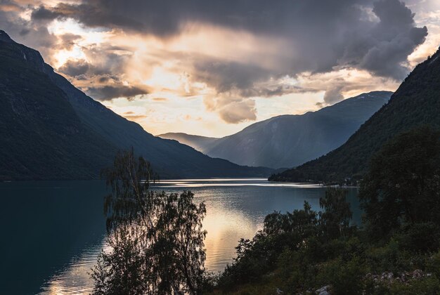 Coucher de soleil spectaculaire sur le fjord en Norvège Scandinavie