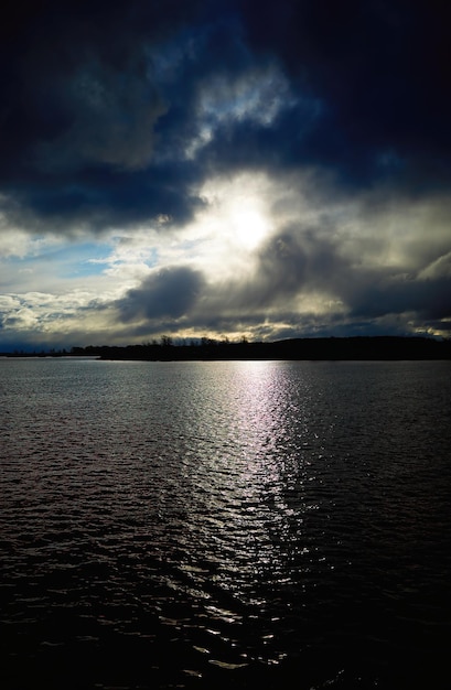 Photo un coucher de soleil spectaculaire sur le fond d'un paysage fluvial