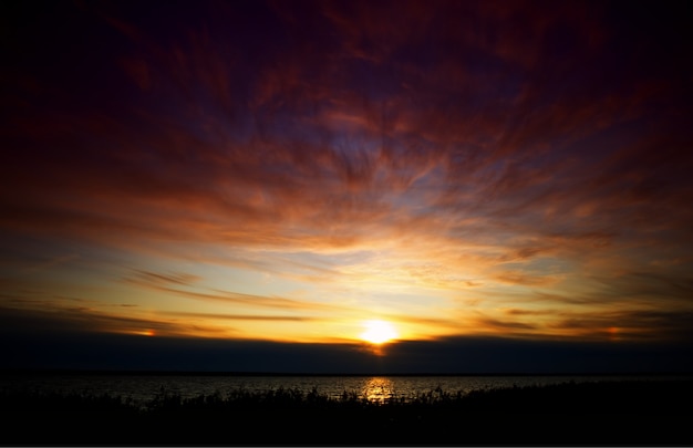 Coucher de soleil spectaculaire sur fond de paysage de rivière