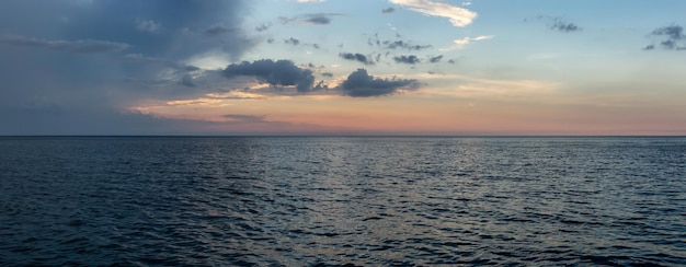 Coucher de soleil spectaculaire sur la mer des Caraïbes