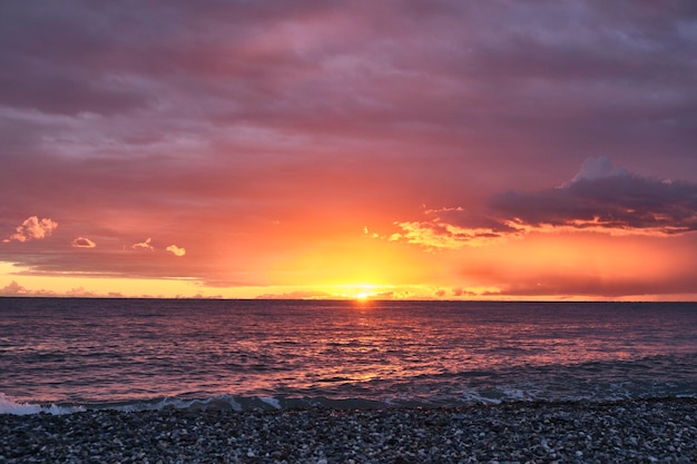 Coucher de soleil spectaculaire sur la mer Noire