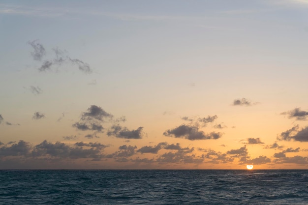 Coucher de soleil spectaculaire sur la mer tropicale