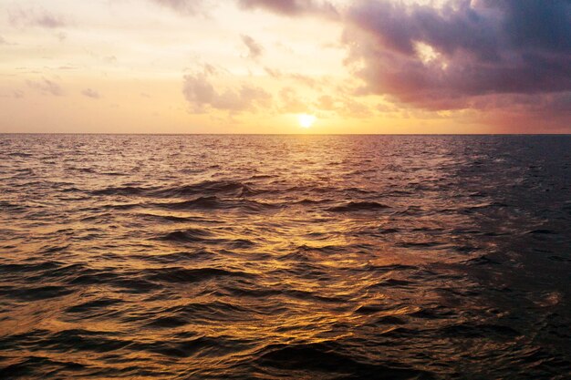 Coucher de soleil spectaculaire sur la mer tropicale