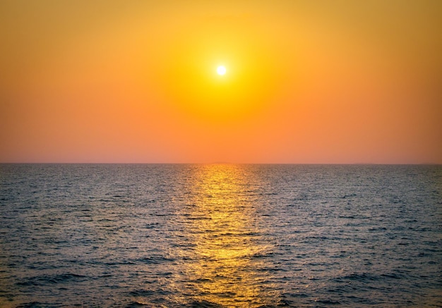 Coucher de soleil spectaculaire sur la mer