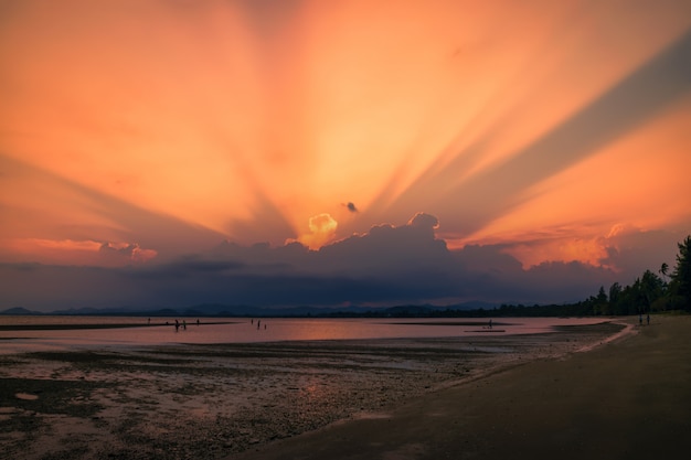 Coucher de soleil spectaculaire sur la montagne et la mer.