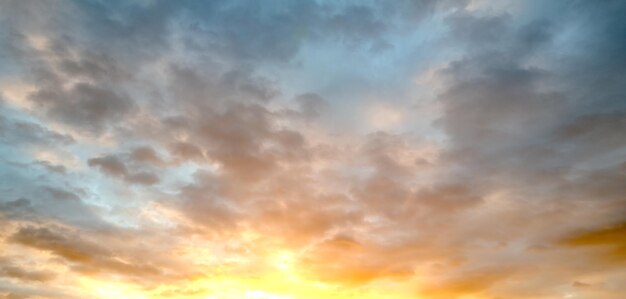 Un coucher de soleil spectaculaire, des nuages colorés avec des rayons solaires, un paysage nuageux, un panorama de fond, un ciel spectaculaire.